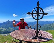 48 La bella croce dell'altare di Capanna 2000 con vista in Alben e conca di Oltre il colle